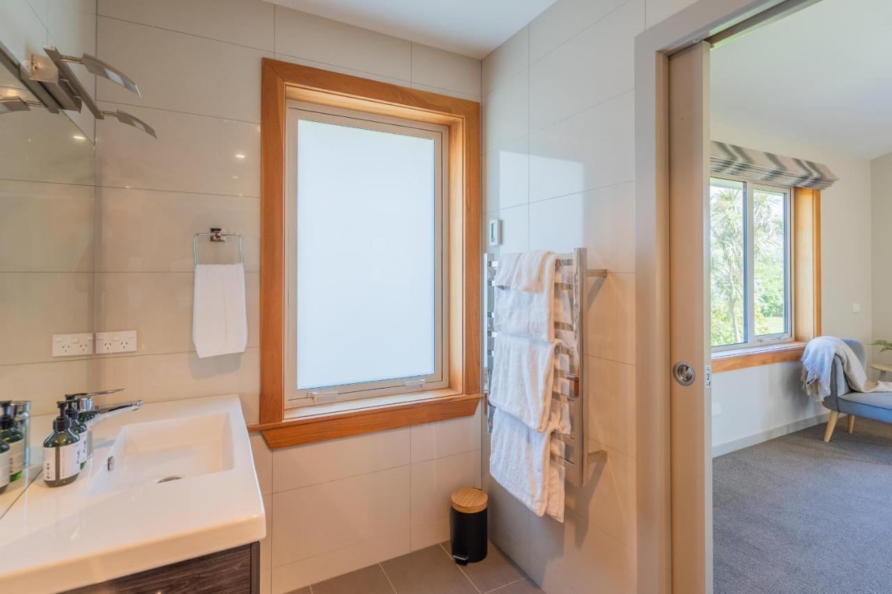 Anam Cara Gardens Luxury Villa Private Bedrooms And Ensuite Bathrooms Sleeps 9 Otaki Extérieur photo