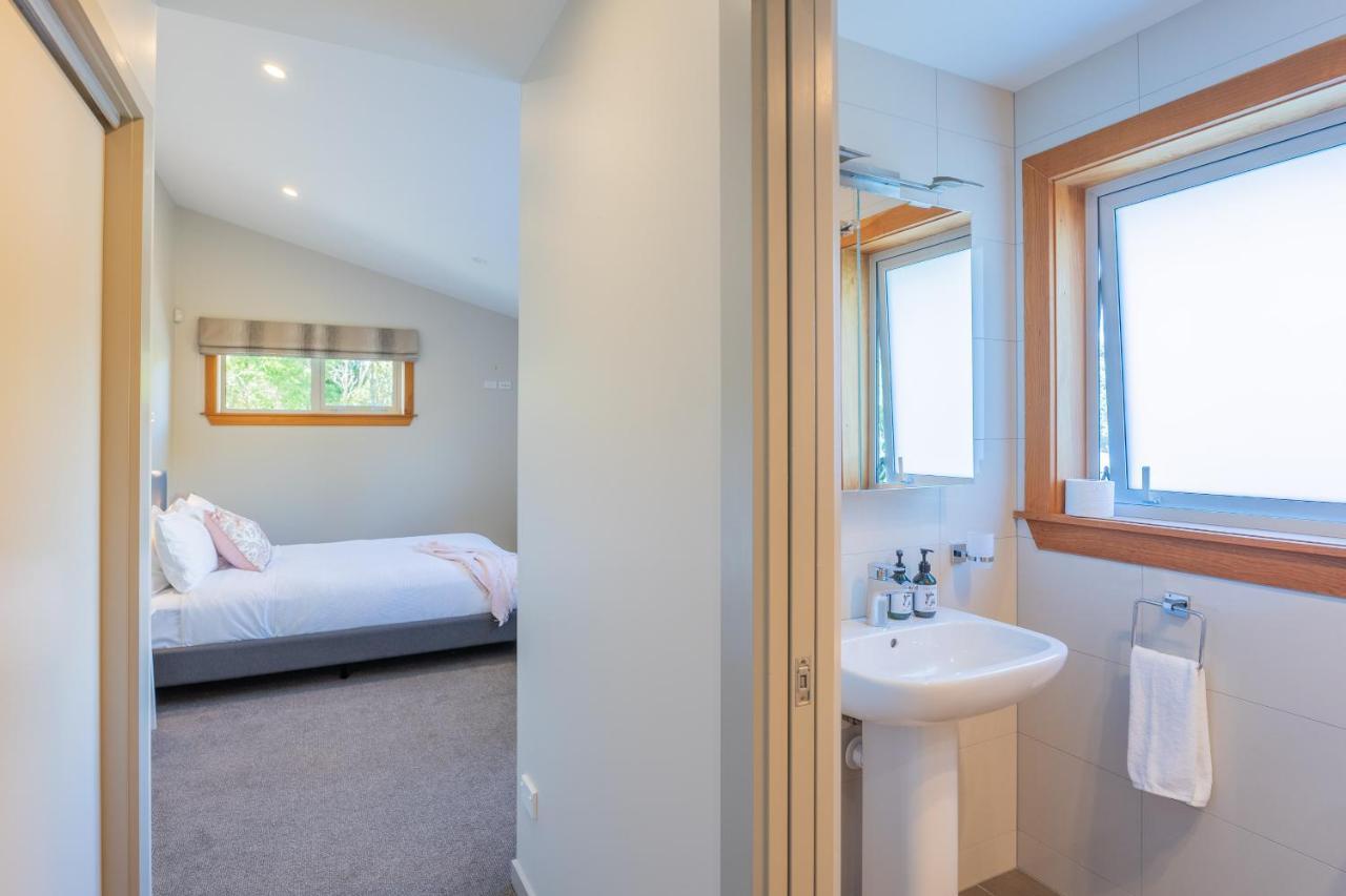 Anam Cara Gardens Luxury Villa Private Bedrooms And Ensuite Bathrooms Sleeps 9 Otaki Extérieur photo