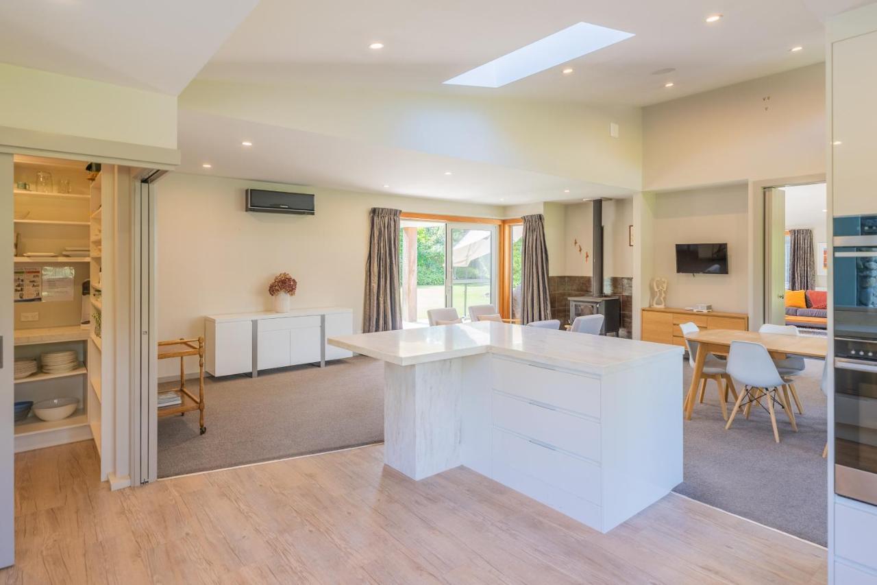 Anam Cara Gardens Luxury Villa Private Bedrooms And Ensuite Bathrooms Sleeps 9 Otaki Extérieur photo