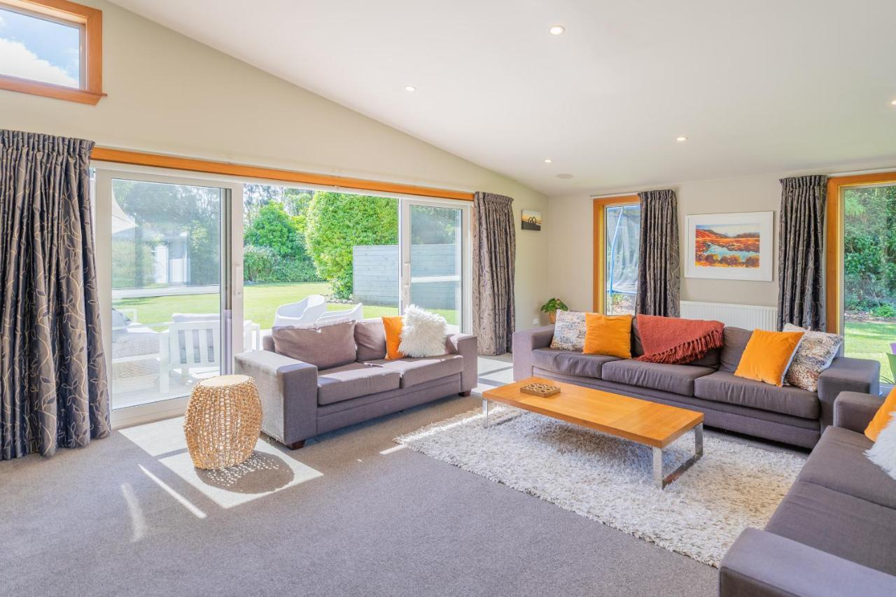 Anam Cara Gardens Luxury Villa Private Bedrooms And Ensuite Bathrooms Sleeps 9 Otaki Extérieur photo