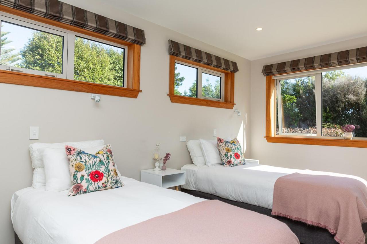 Anam Cara Gardens Luxury Villa Private Bedrooms And Ensuite Bathrooms Sleeps 9 Otaki Extérieur photo