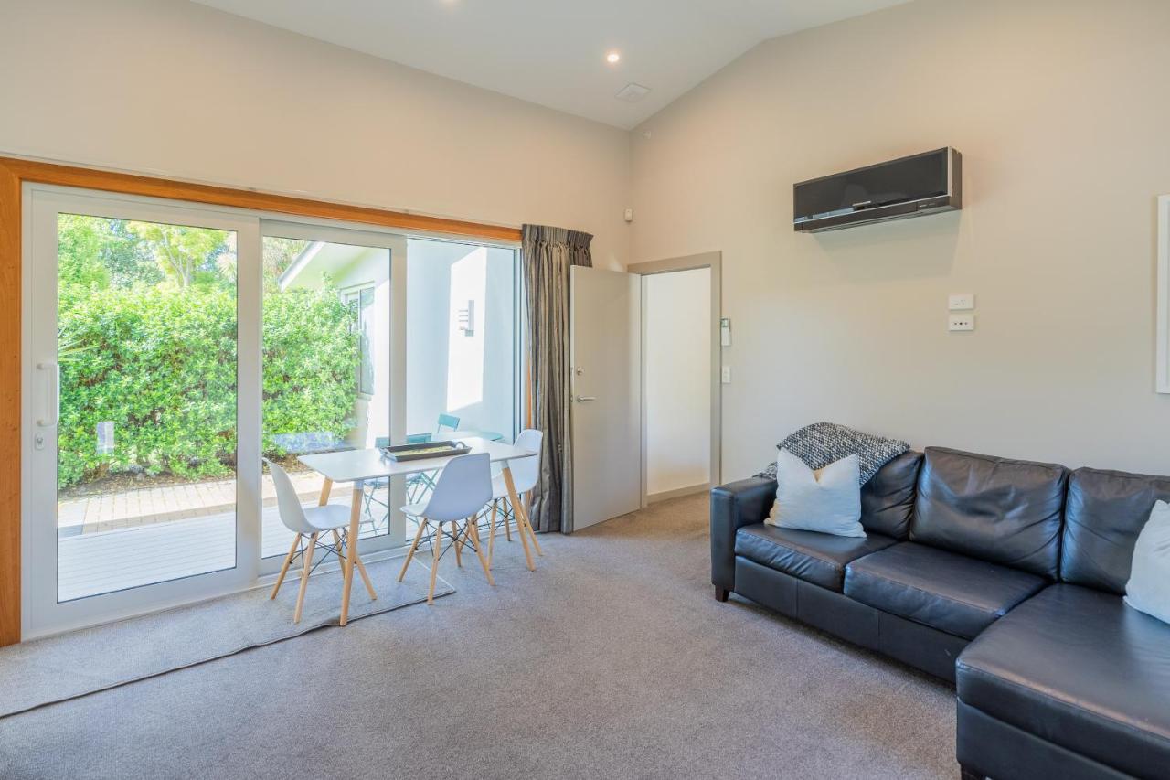 Anam Cara Gardens Luxury Villa Private Bedrooms And Ensuite Bathrooms Sleeps 9 Otaki Extérieur photo